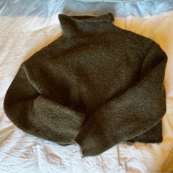 Zara sweater (medium) - Picture 4 of 4